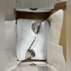 BRAND NEW NEVER WORN Nike Women's Air Force 1 '07 Shoes white size 8